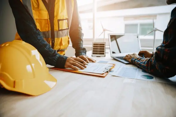 مهندس پیمانکار در حال نشان دادن مدل ساختمان به مشتری