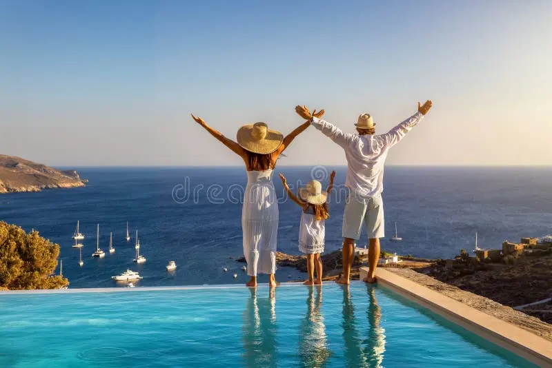 خانواده‌ای که در کنار آب‌نما و در محیطی خوشایند به گفتگو مشغول هستند