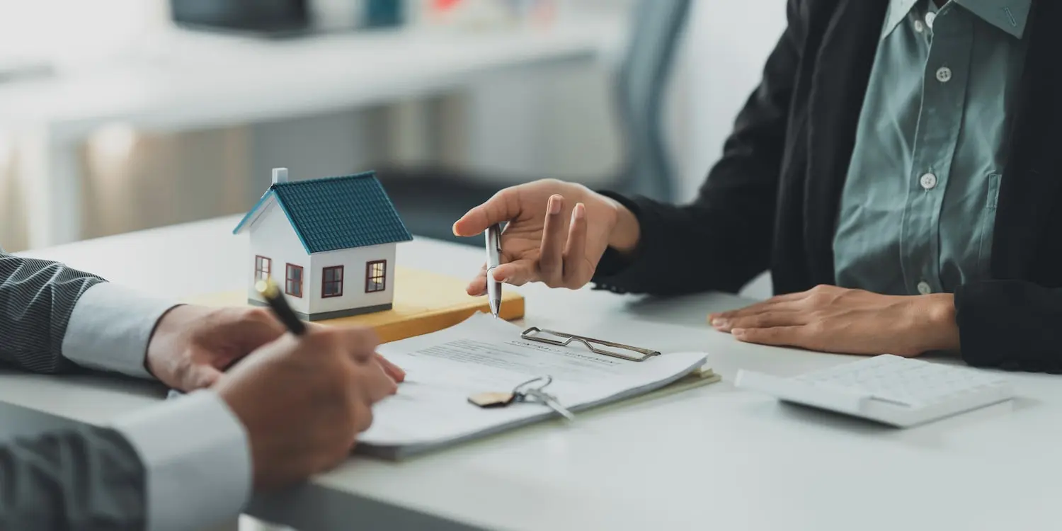 معماری مدرن یک ساختمان مسکونی با طراحی داخلی جذاب