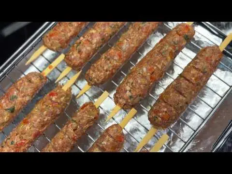 کباب سرو شده با سبزیجات تازه