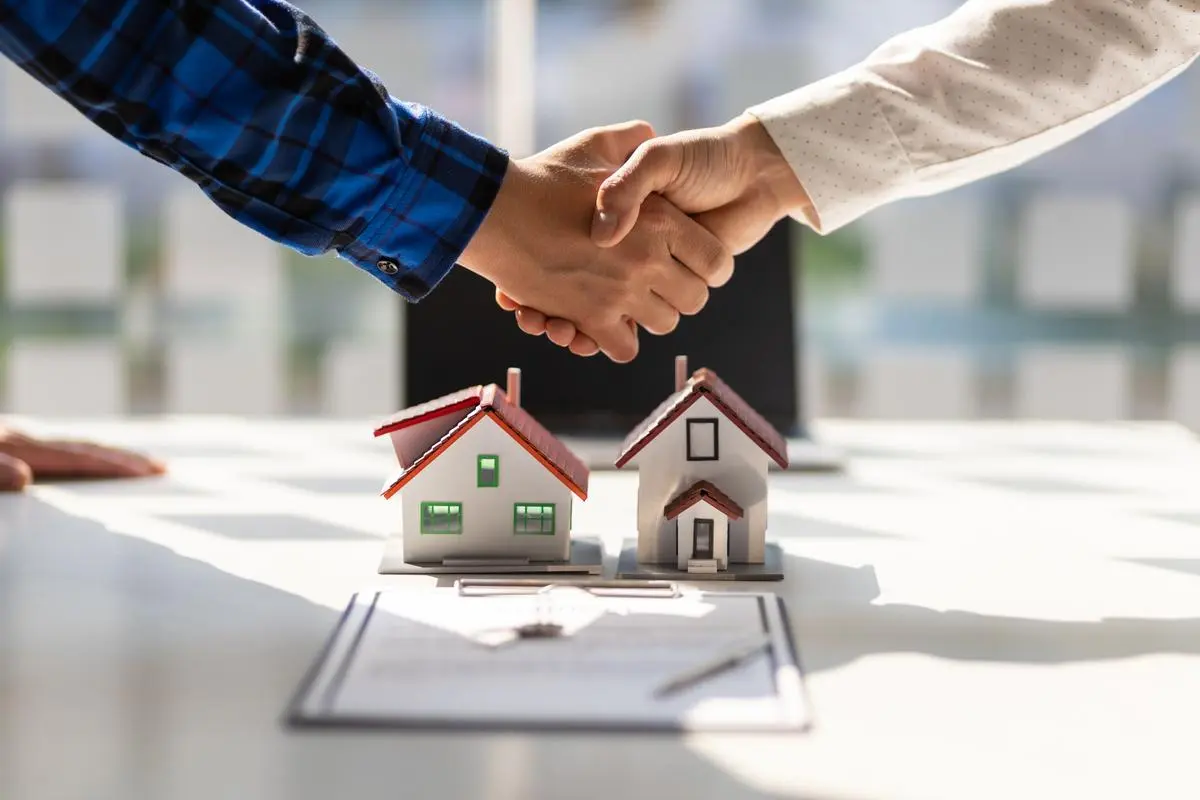 یک وکیل در حال بررسی اسناد و قراردادها