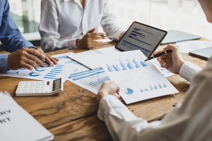 یک تیم کسب‌وکار در حال بحث و برنامه‌ریزی برای بهبود مدیریت کسب‌وکار