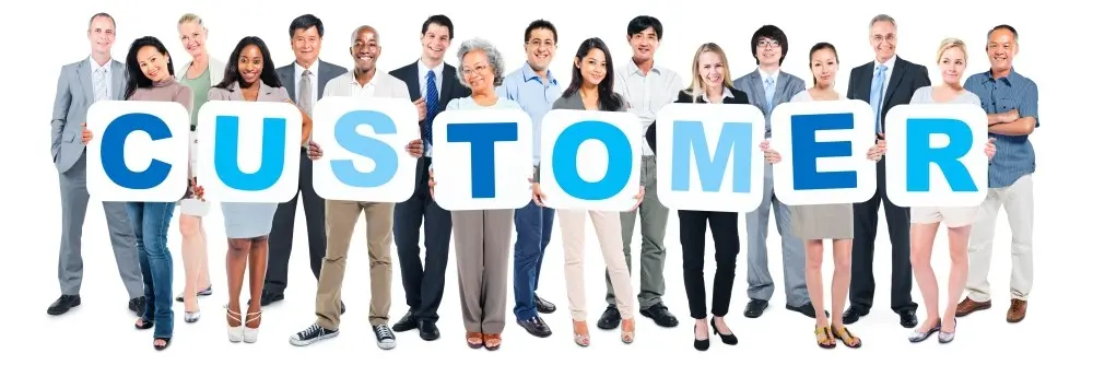 یک تیم بازاریابی در حال تحلیل داده‌های مشتری و برنامه‌ریزی استراتژی