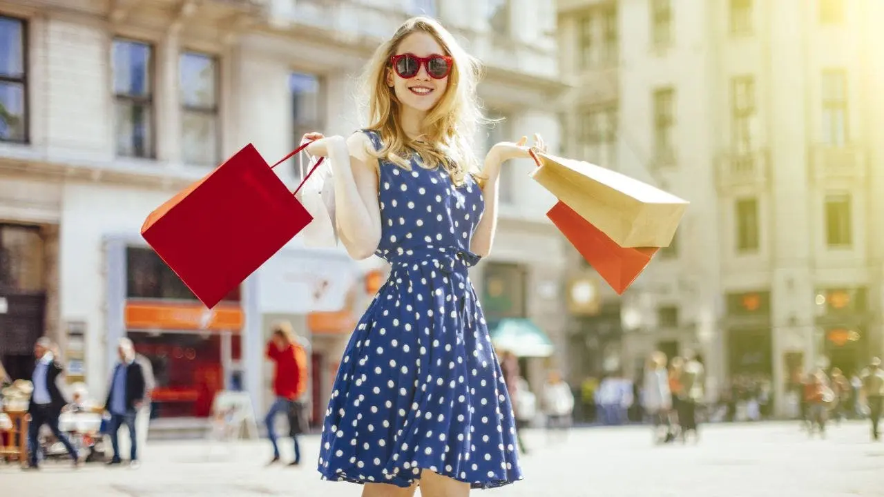 کالای انباری با برچسب‌های قیمت و لیست خرید