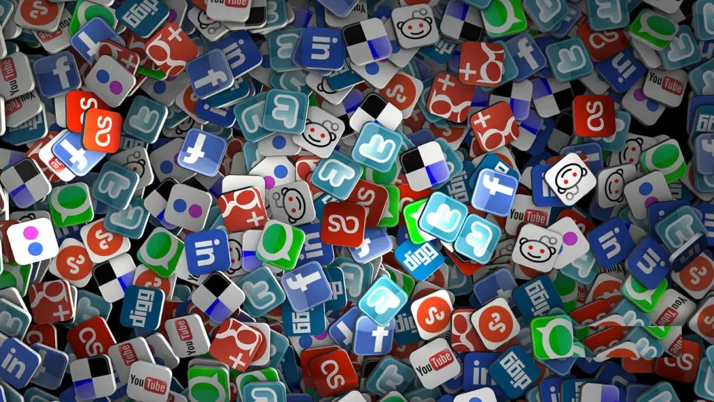 یک دفترچه یادداشت با لیست فعالیتهای روزانه