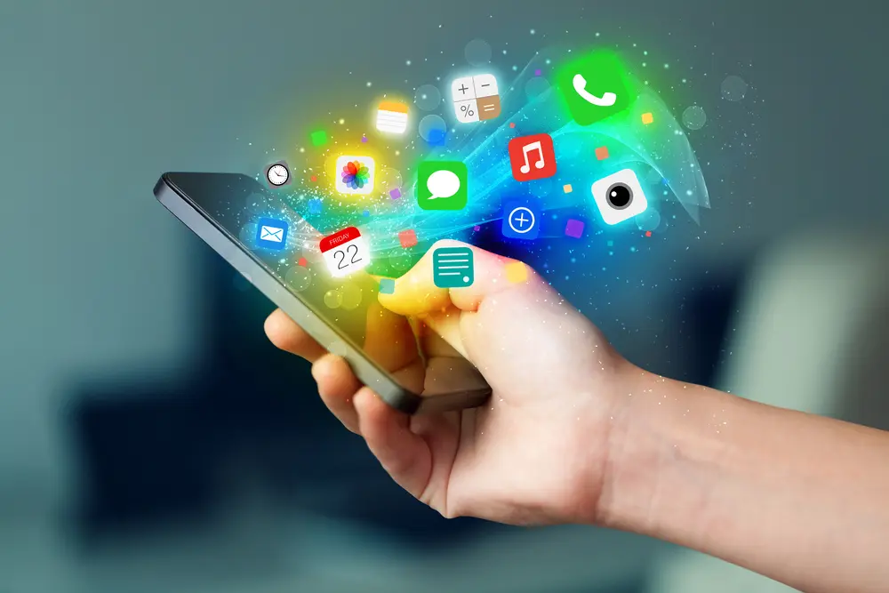 برنامه‌های مختلفی که در گوشی نصب شده‌اند و برخی از آن‌ها ممکن است غیرمستعمل باشند