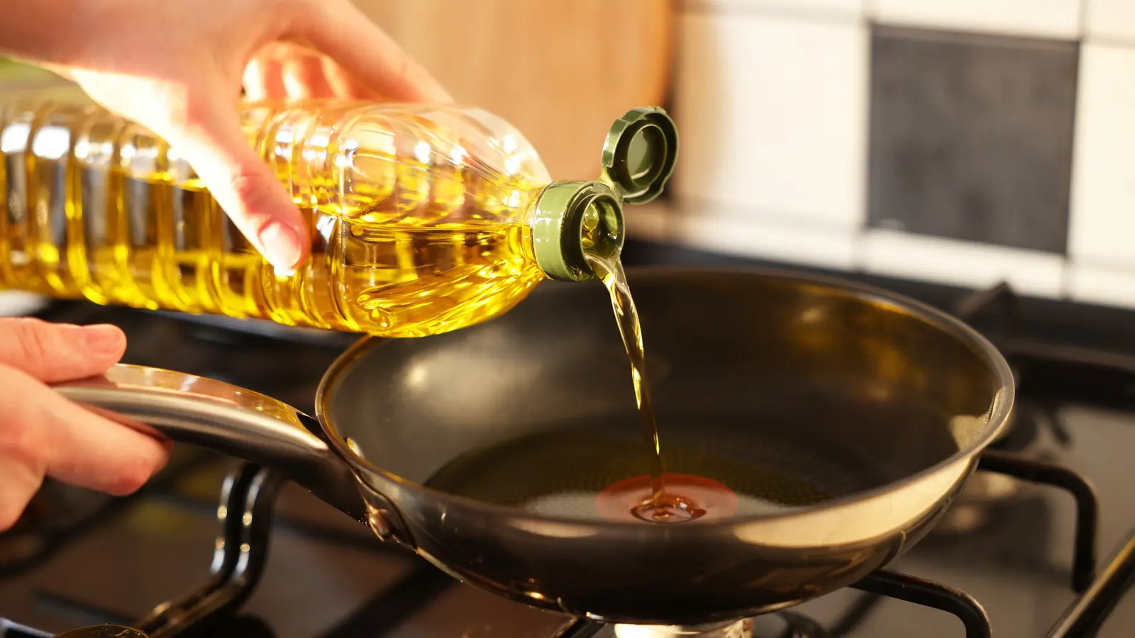 مقایسه بین روغن‌های مختلف در ظروف شفاف