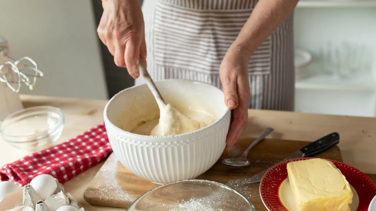 چیکار کنیم مواد پخت کیک یکجا باشند؟