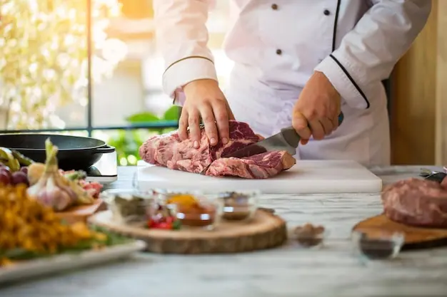 برش گوشت با چاقو برای پخت سریعتر
