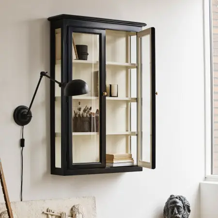 نمونه‌ای از کابینت‌های چوبی تا سقف با طراحی مدرن و یکپارچه