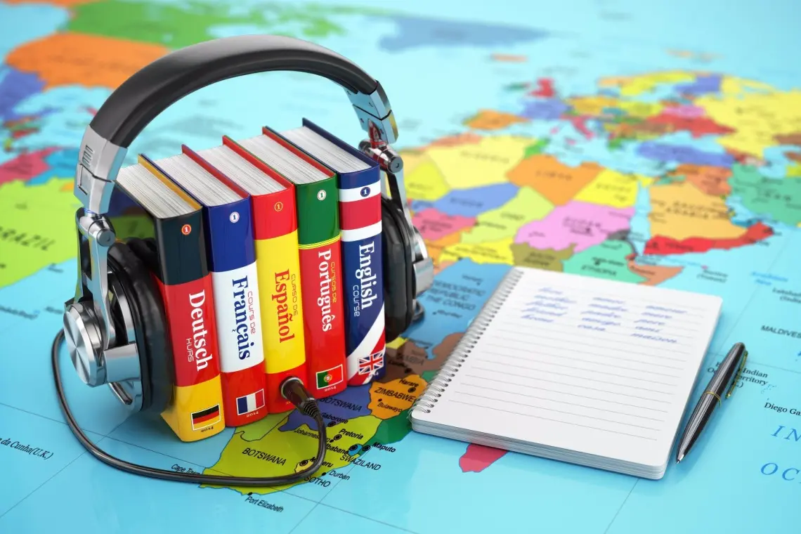 کتاب‌های مختلف زبان‌آموزی بر روی یک میز