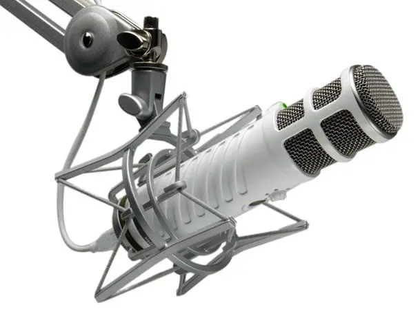 میکروفن کاندنسر Rode Podcaster برای ضبط پادکست در محیط‌های ساده