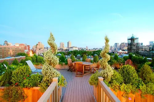 نمونه‌ای از روف‌گاردن با سیستم کانتینر و گیاهان متنوع
