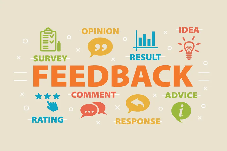 یک فرد در حال نوشتن نکات مهم برای بهبود عملکرد خود