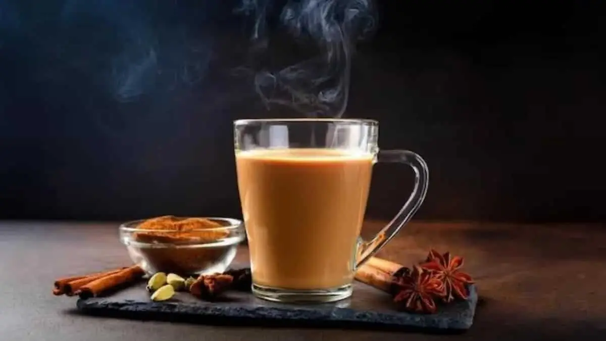 چای سیاه در فنجان سفالی با بخار گرم