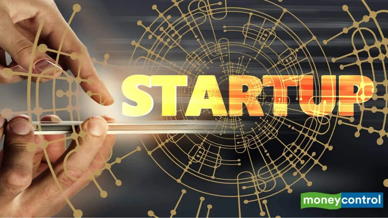 یک تیم استارتآپی در حال جشن گرفتن موفقیتهای خود پس از انتخاب اولین نیروی مناسب