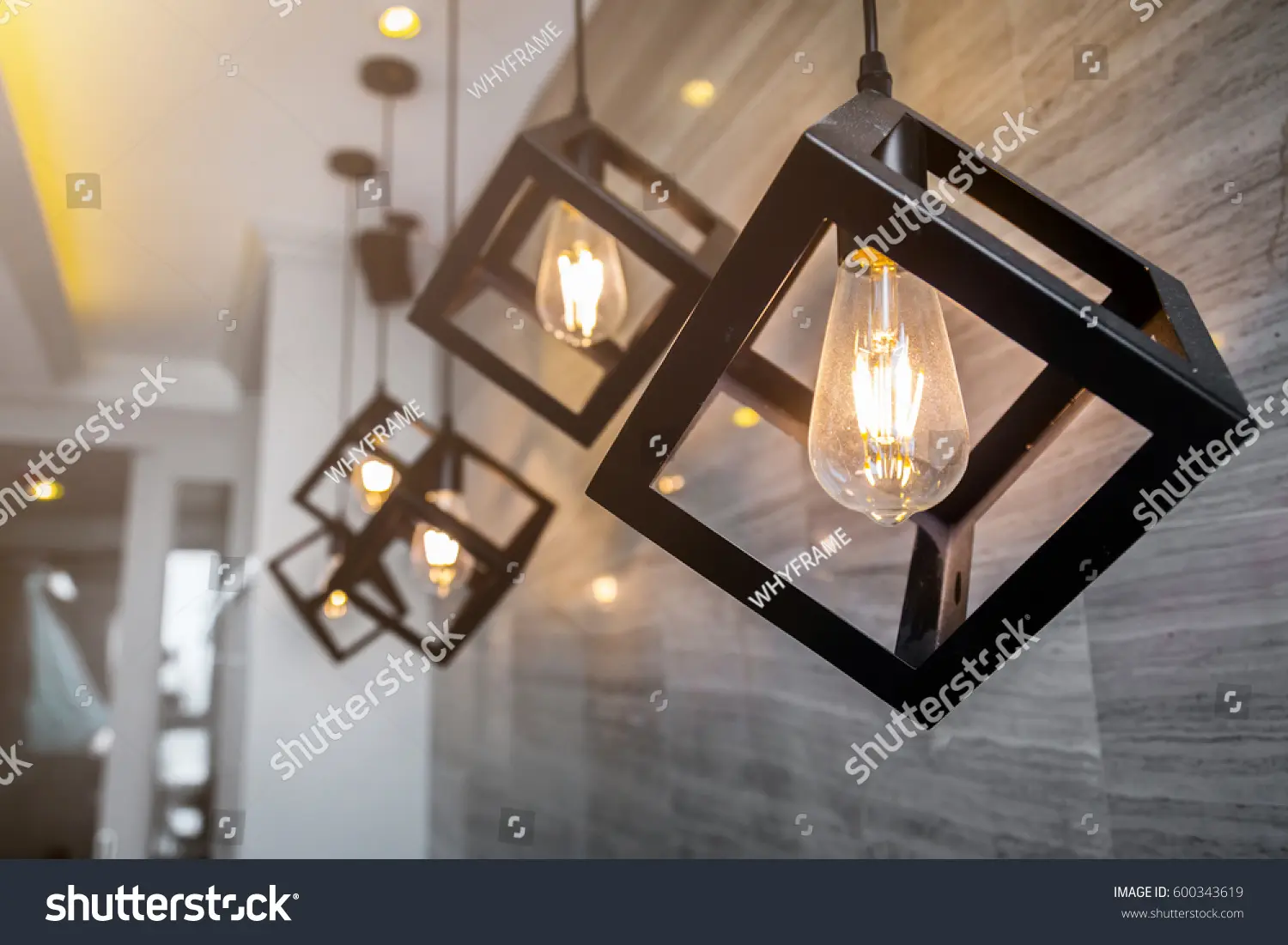 چراغ آویز مدرن با لامپ قدیمی برای ایجاد ترکیبی از سنت و مدرنیته