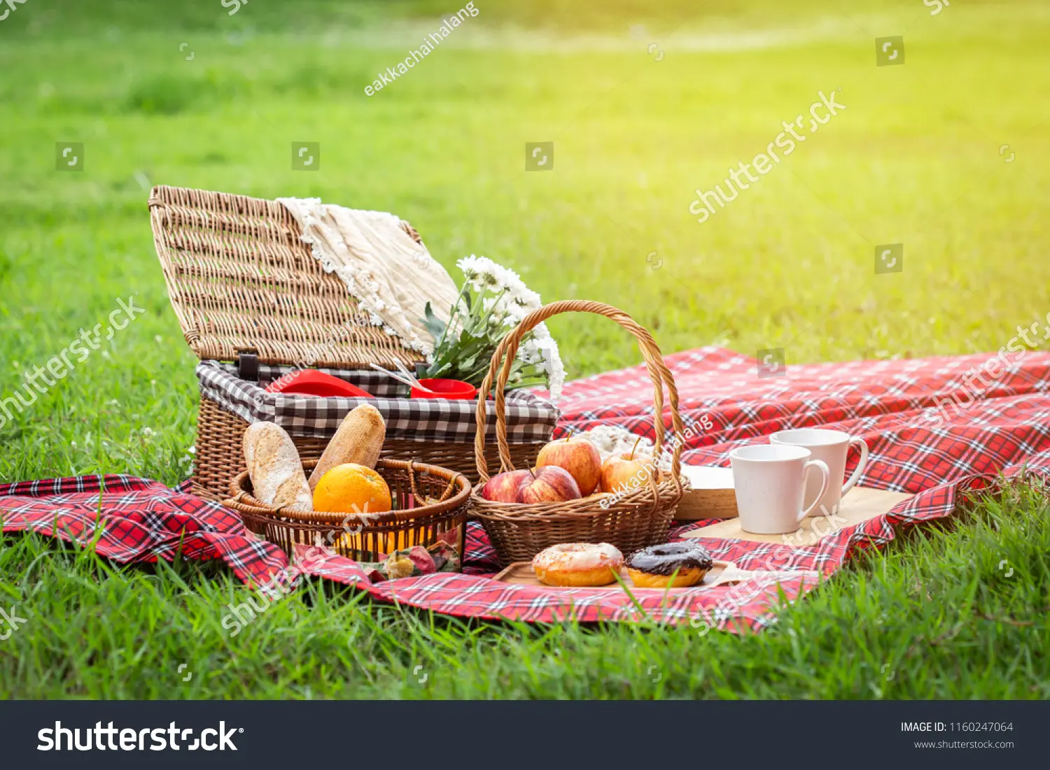 سبد پیک‌نیک با میوه‌ها و شیرینی‌های تازه