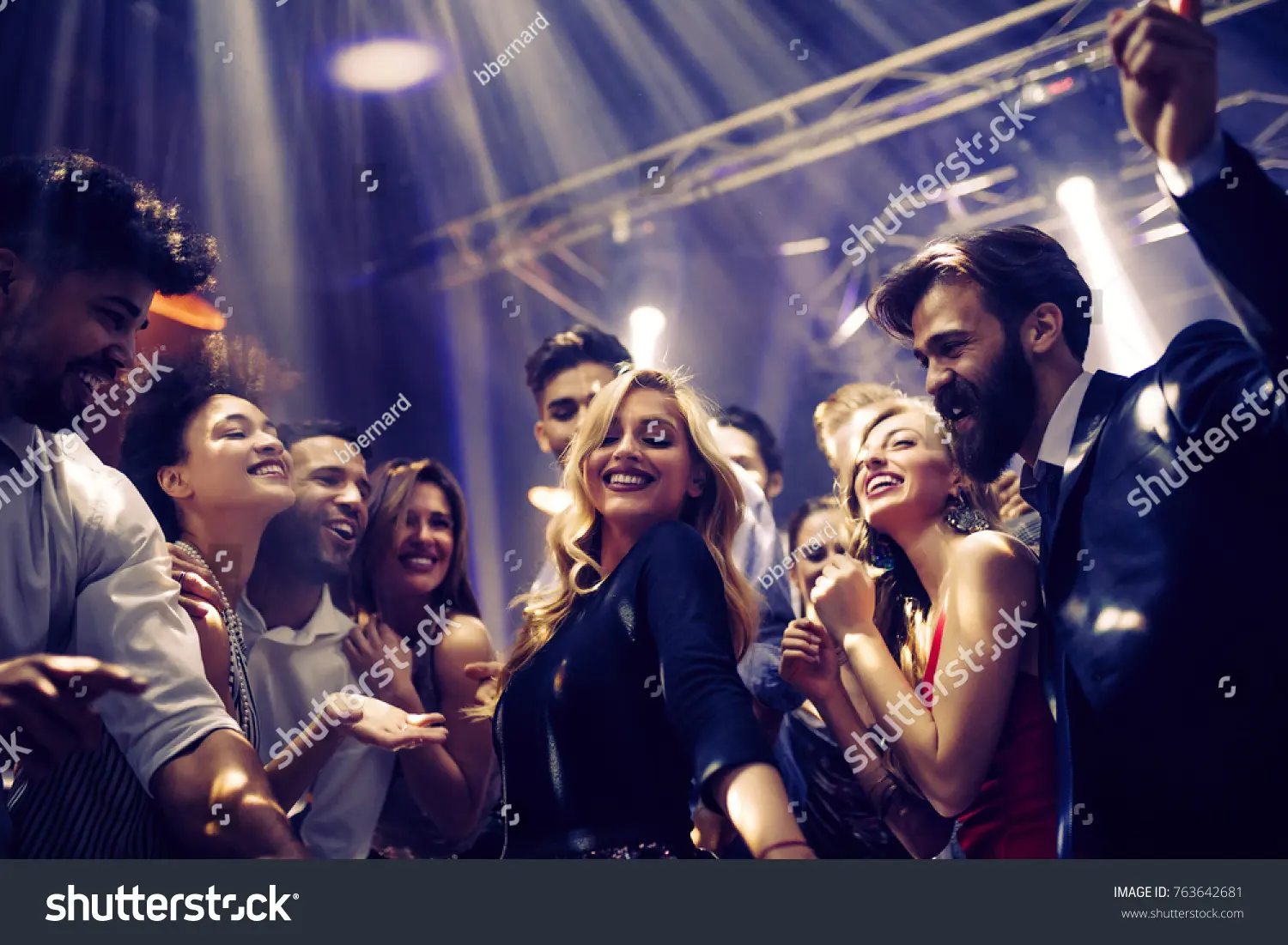دوستان در حال رقص و تفریح در یک دورهمی دوستانه
