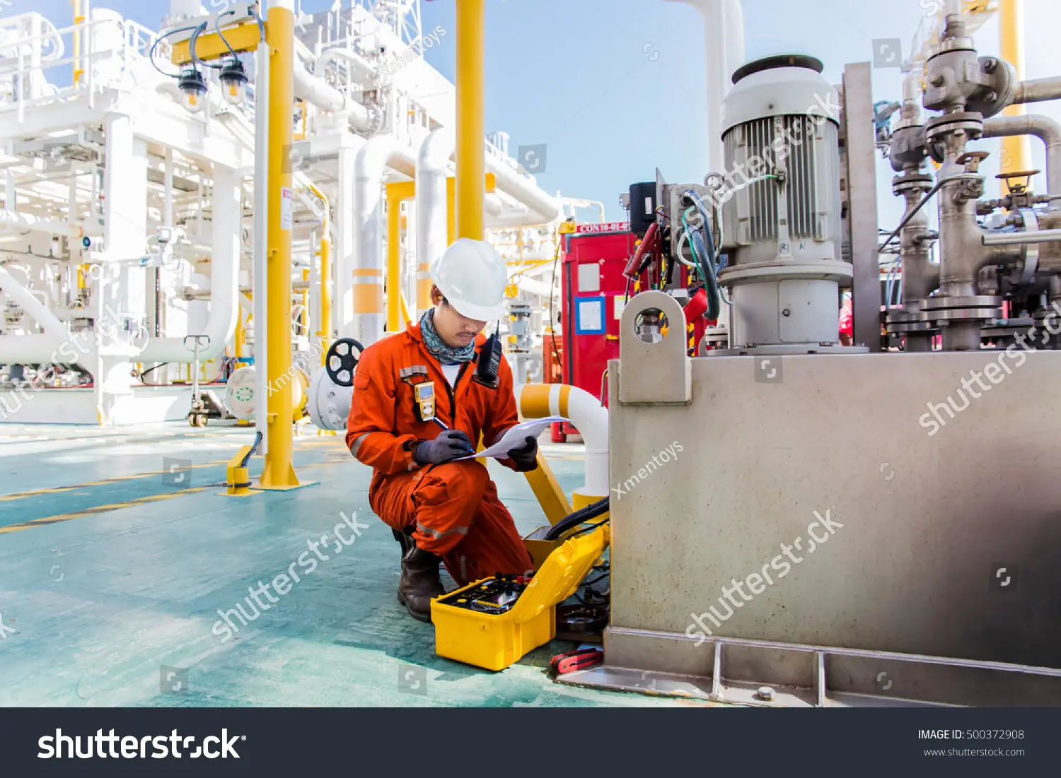 فنیکار الکتریکی در حال بررسی موتور الکتریکی