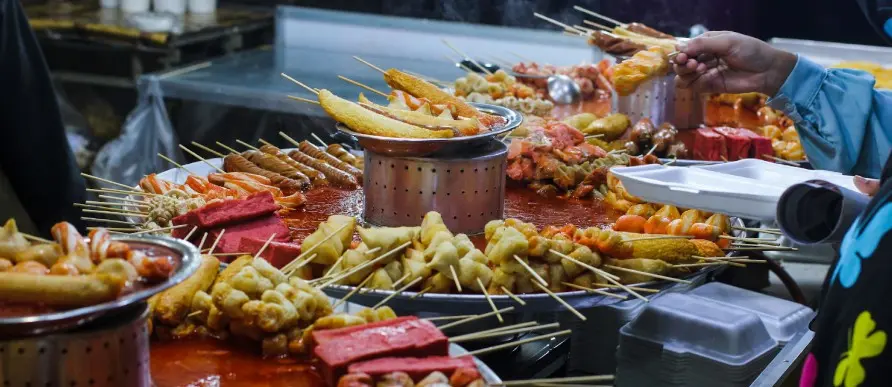 فروش غذاهای محلی در خیابان و بازارهای سنتی