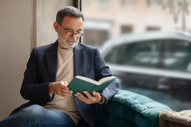 یک فرد مسن در حال مطالعه کتاب با آرامش