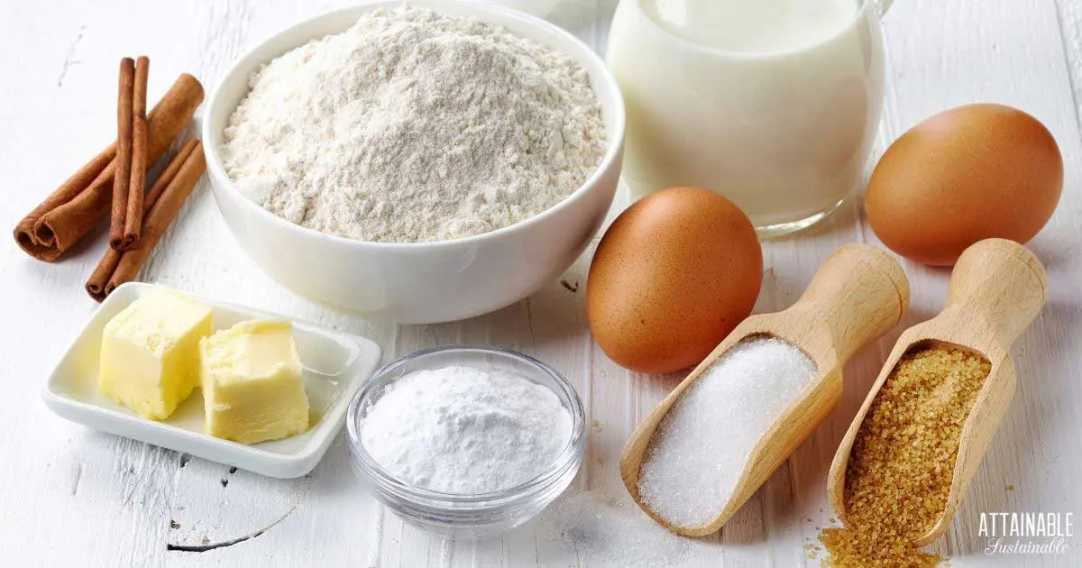 مجموعه‌ای از ظرف‌های شفاف و سازماندهی شده برای نگهداری مواد اولیه در آشپزخانه