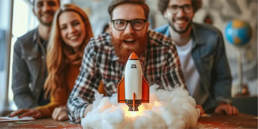 یک تیم استارتآپی در حال بحث و برنامهریزی برای تقسیم کار و مسئولیتها