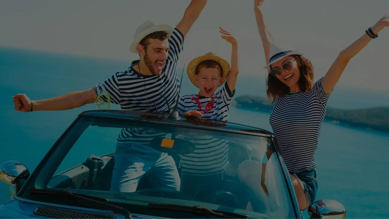 خانواده‌ای در حال قدم زدن در یک پارک طبیعی
