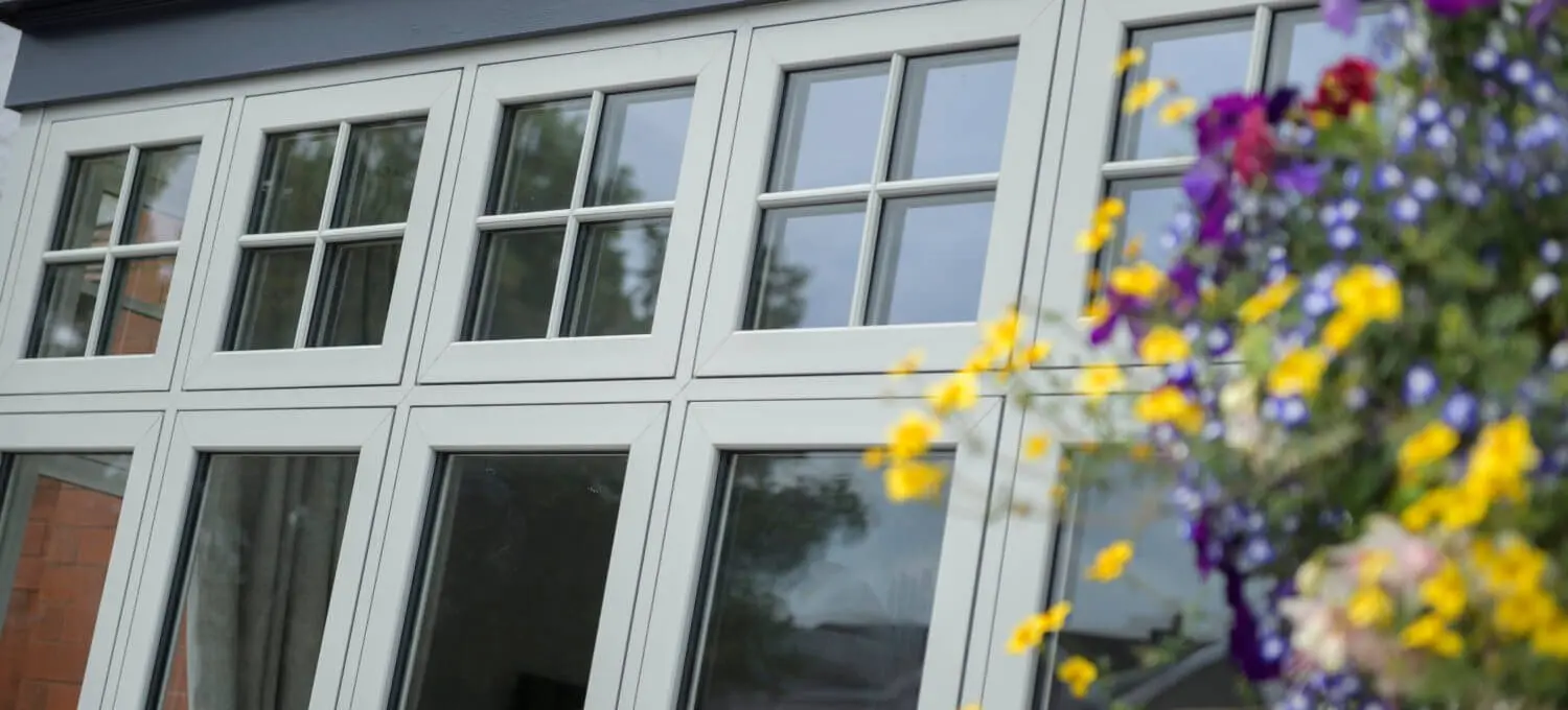 نصب پنجره UPVC با دقت و استفاده از ابزارهای تخصصی