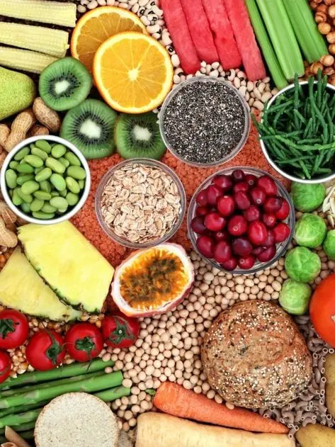 مقایسه بین محصولات گیاهی و حیوانی در یک میز غذا با نمونه‌های مختلف شیر، گوشت و لبنیات
