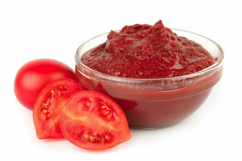 رب گوجه فرنگی طبیعی در ظرف شیشه‌ای