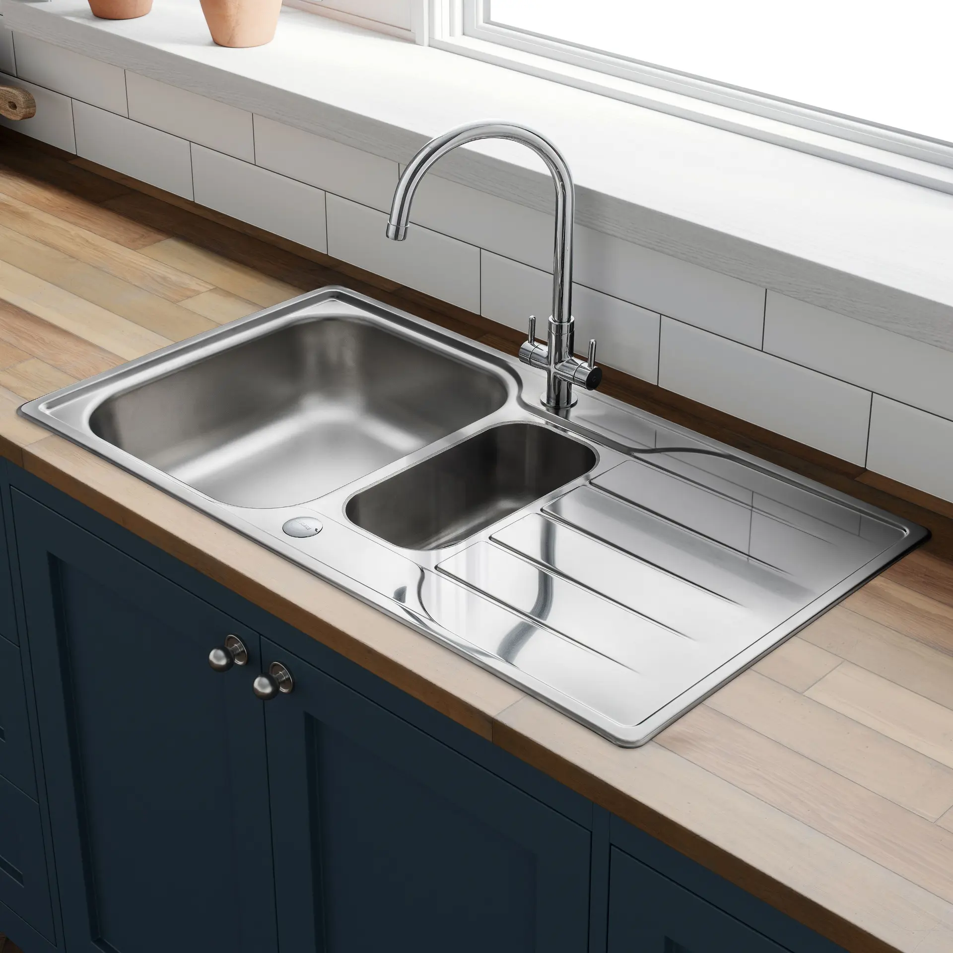 سینک روکار با طراحی کلاسیک روی سطح کابینت آشپزخانه