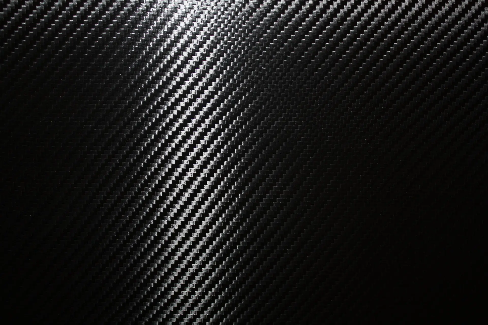 مقایسه نمونه‌های بتنی تقویت‌شده با الیاف کربن و نمونه‌های معمولی برای نشان دادن افزایش مقاومت