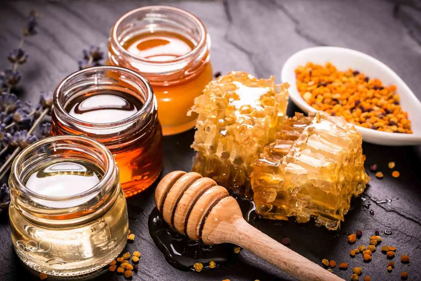 عسل طبیعی در ظرف شیشه‌ای با کیفیت بالا