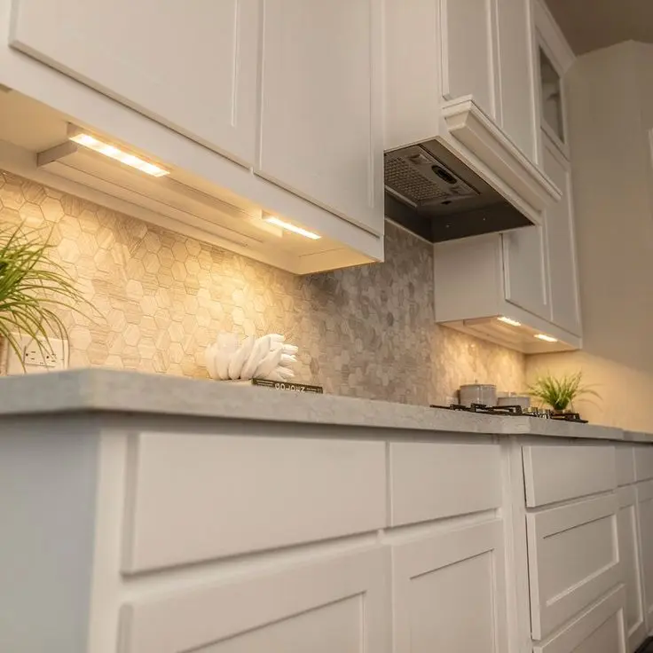 چراغ‌های کابینت با نور مناسب و طراحی هماهنگ با فضا