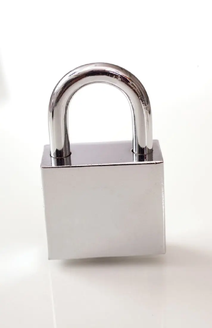 نمونه‌ای از قفل آویز الکترونیکی با صفحه نمایش دیجیتال و کلیدهای عددی