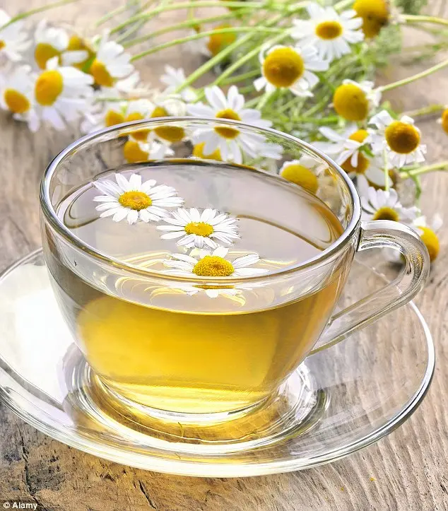 فنجان دمنوش بابونه با بخار برخاسته از آن