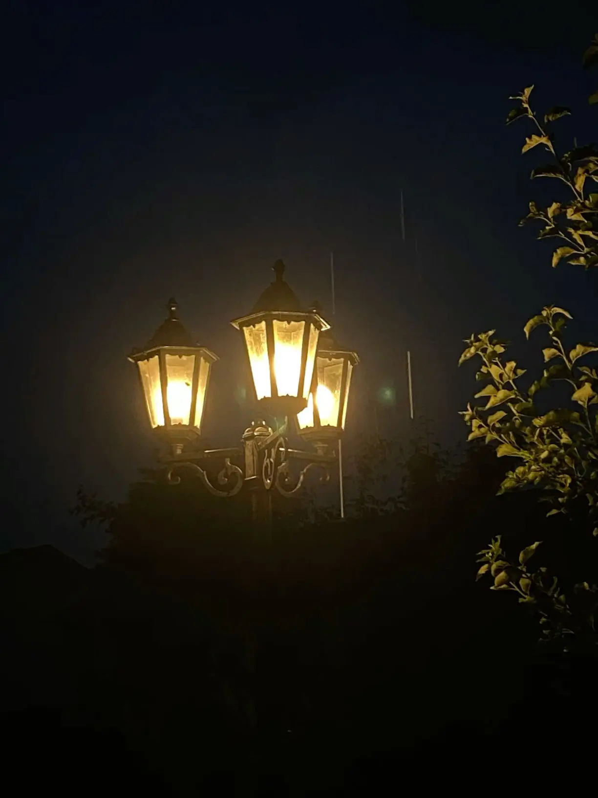 چراغ خواب با نور ملایم و طراحی مدرن