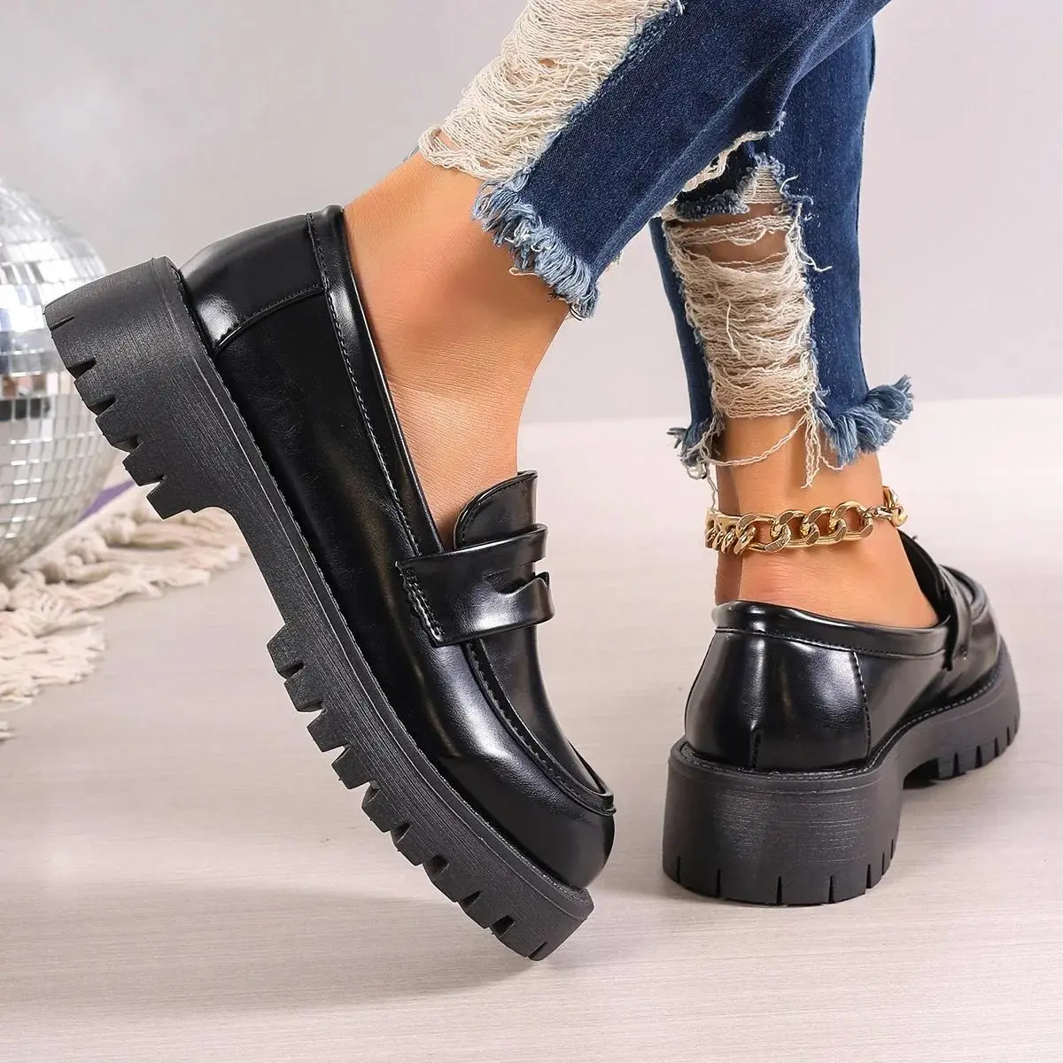 نمونه‌ای از کفش‌های casual زنانه با طراحی مدرن و رنگ‌های متنوع