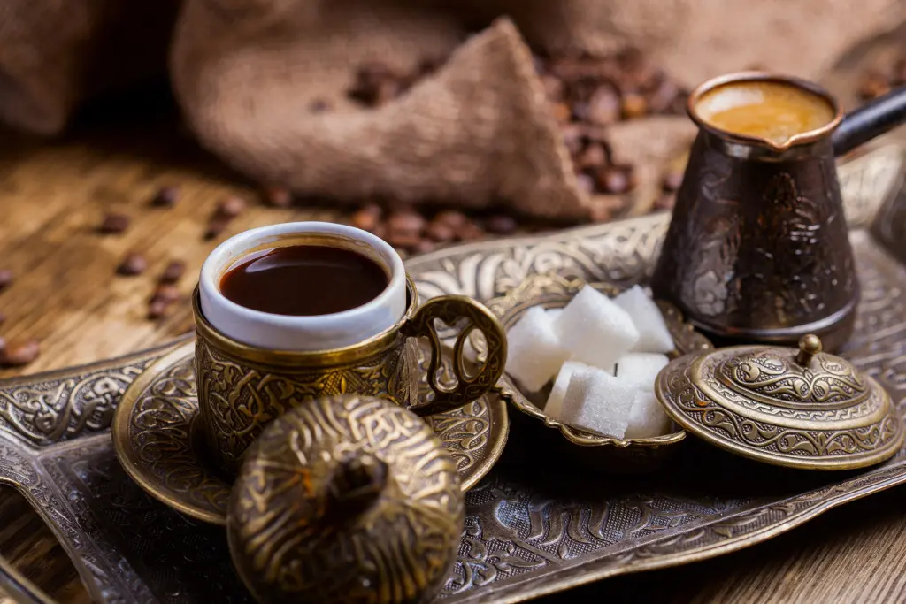 قهوه ترک در جاجیم با کف قهوه یکدست و جذاب