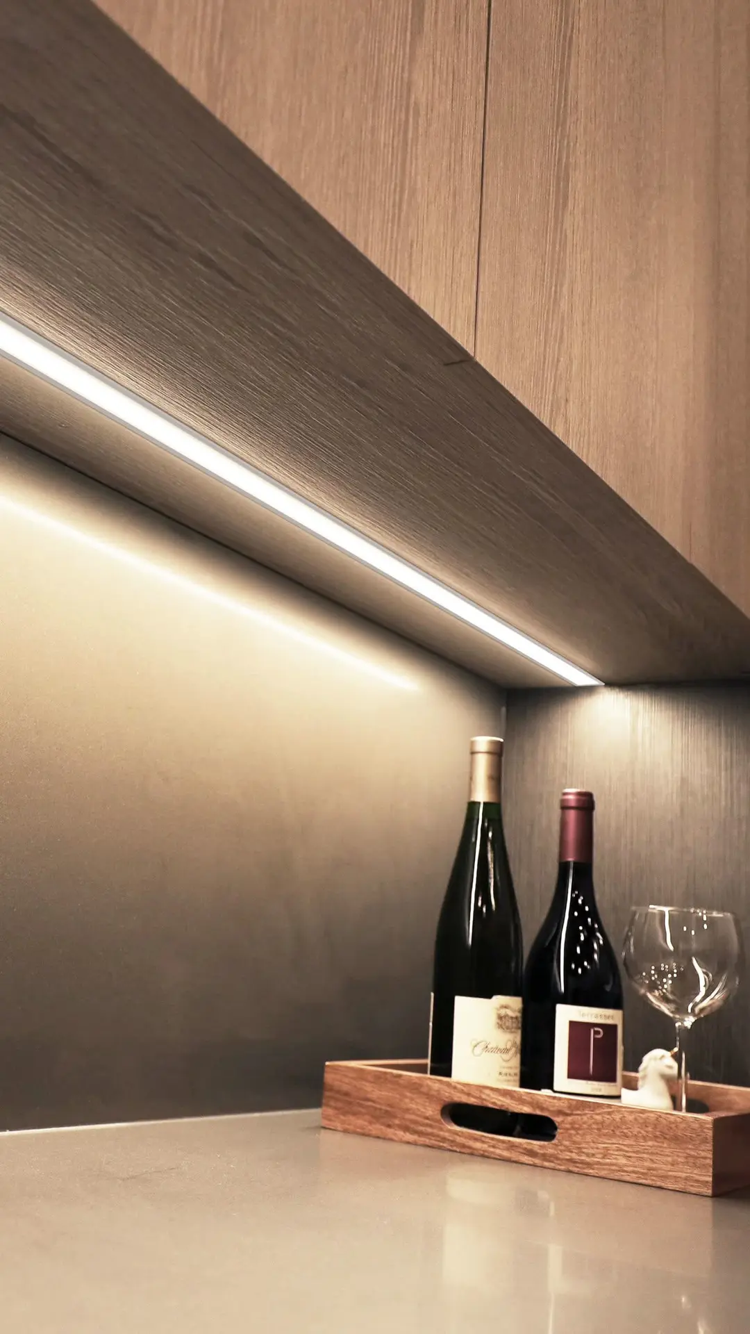 چراغ زیر کابینتی با طراحی ساده و نور یکنواخت برای محیط‌های کار و مطالعه
