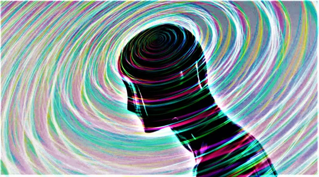 دستگاه ویبره بتن در حال کار بر روی یک قالب بتنی