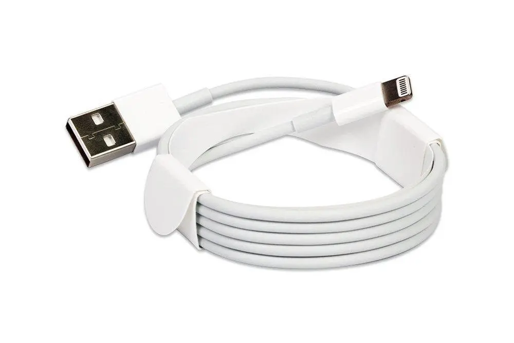مقایسه فیزیکی کابل لایتنینگ و کابل USB-C برای نشان دادن تفاوتهای طراحی