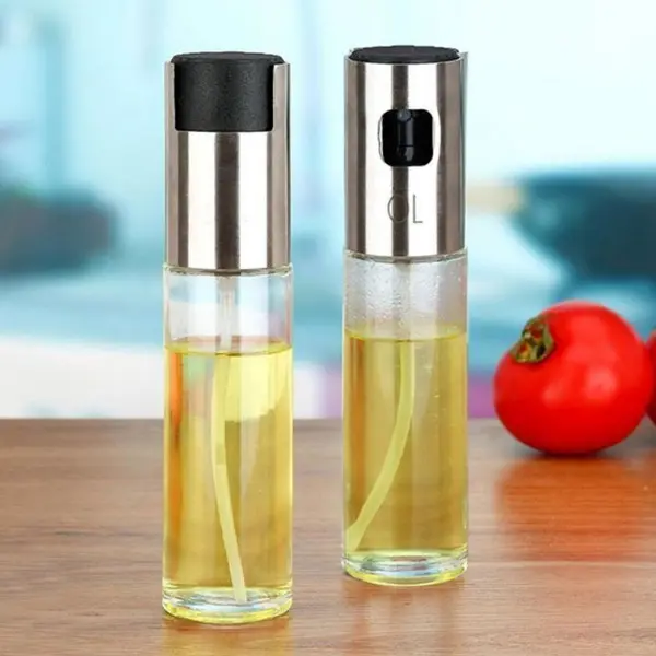 اسپری روغن در حال استفاده برای روغن‌کاری قطعات مکانیکی