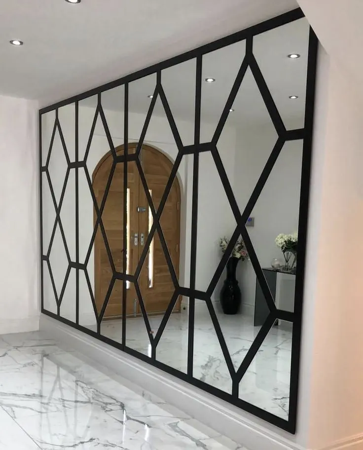آینه دیواری مدرن بدون چارچوب در یک اتاق روشن