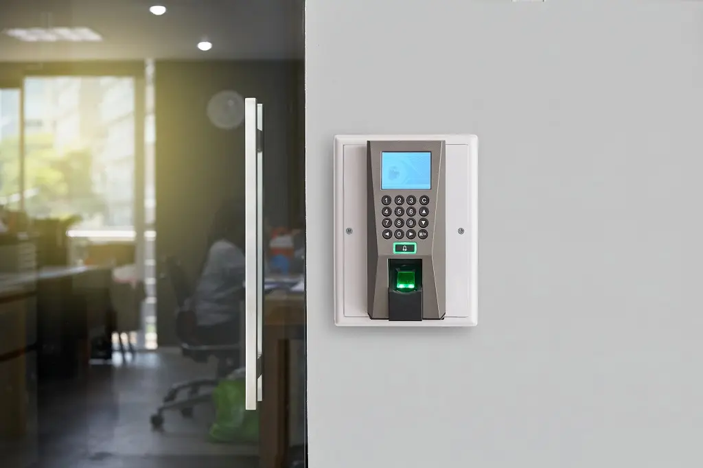 خرید دستگاه کنترل تردد؛ آنچه درباره راهنمای انتخاب سیستم ورود و خروج باید بدانید