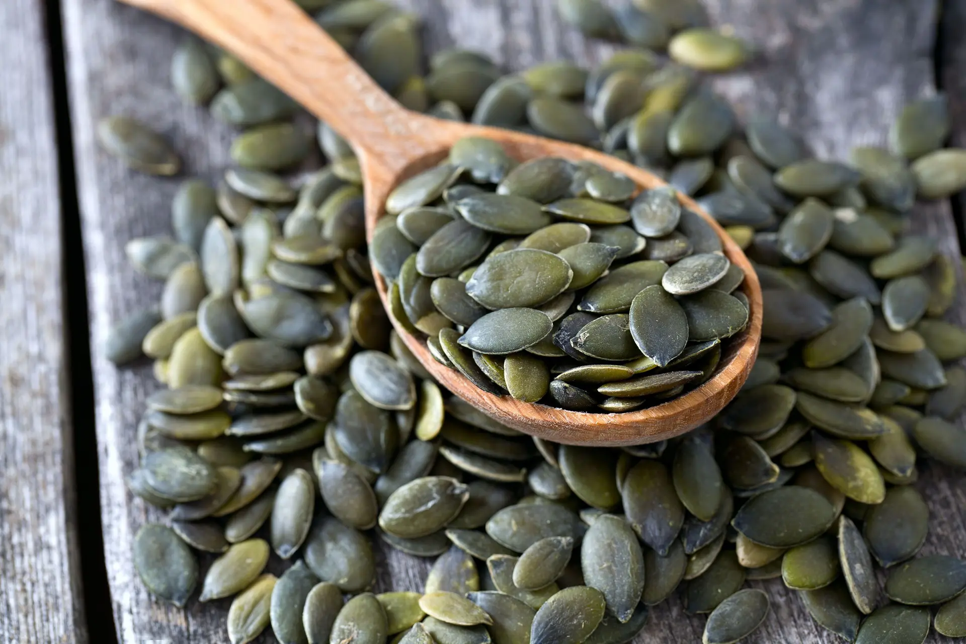 تخمه کدو در ظرف چوبی با لöffel