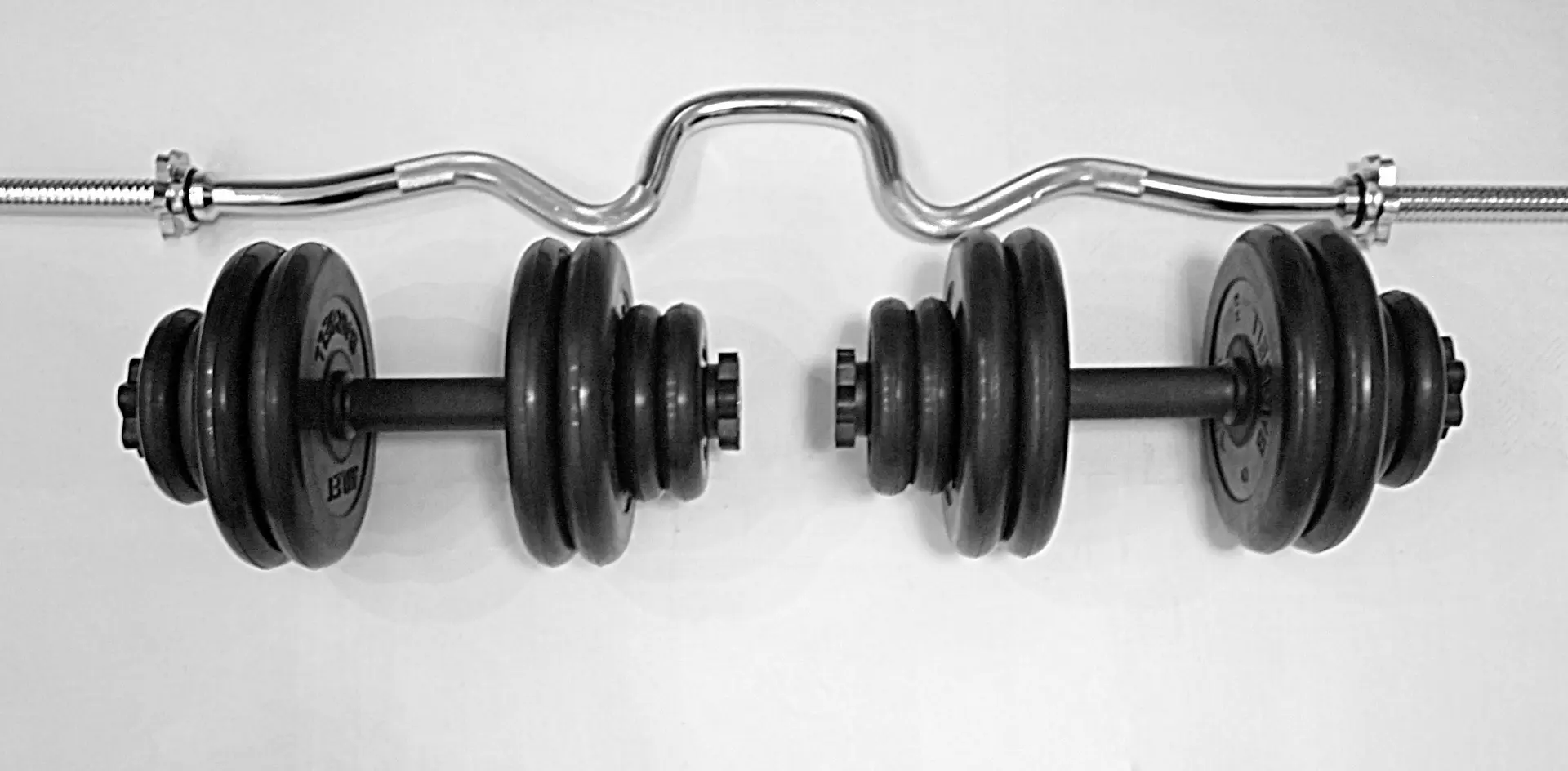 ورزشکار در حال استفاده از میله بارفیکس با تکنیک صحیح