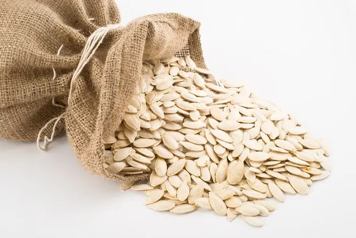 مغز تخمه کدو در ظرف چوبی با لöffel